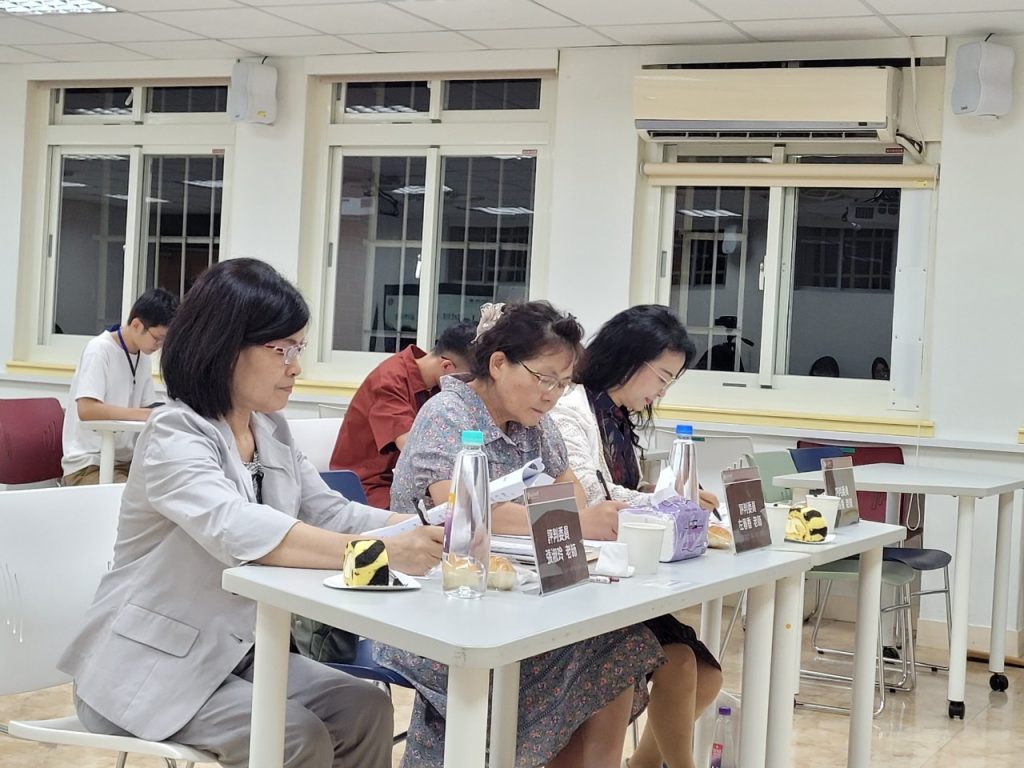 評審老師在臺下聆聽同學朗讀