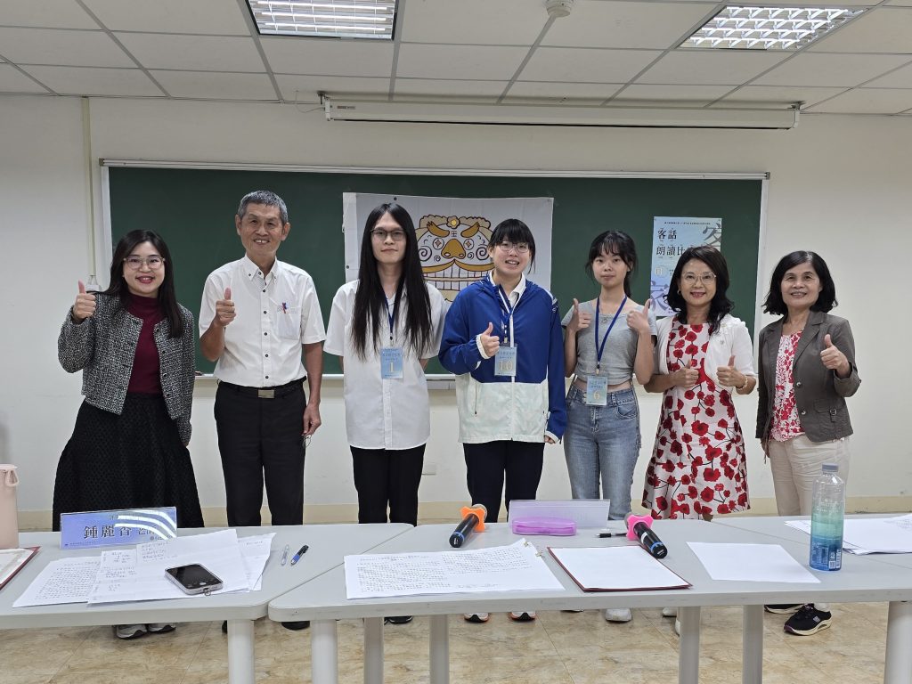 得獎同學與評審合照