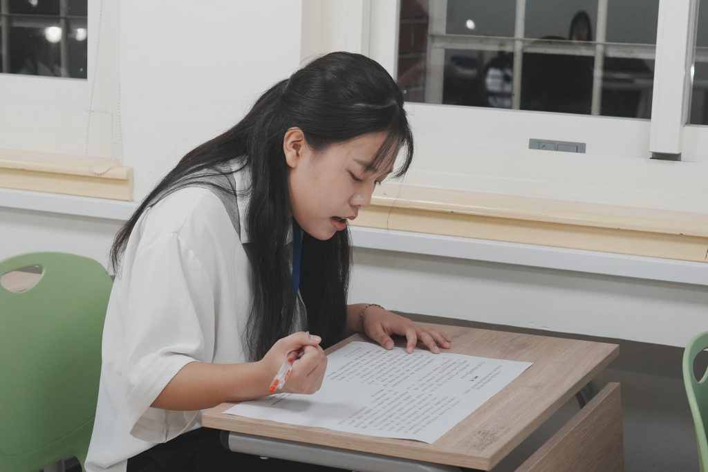 同學認真準備競賽