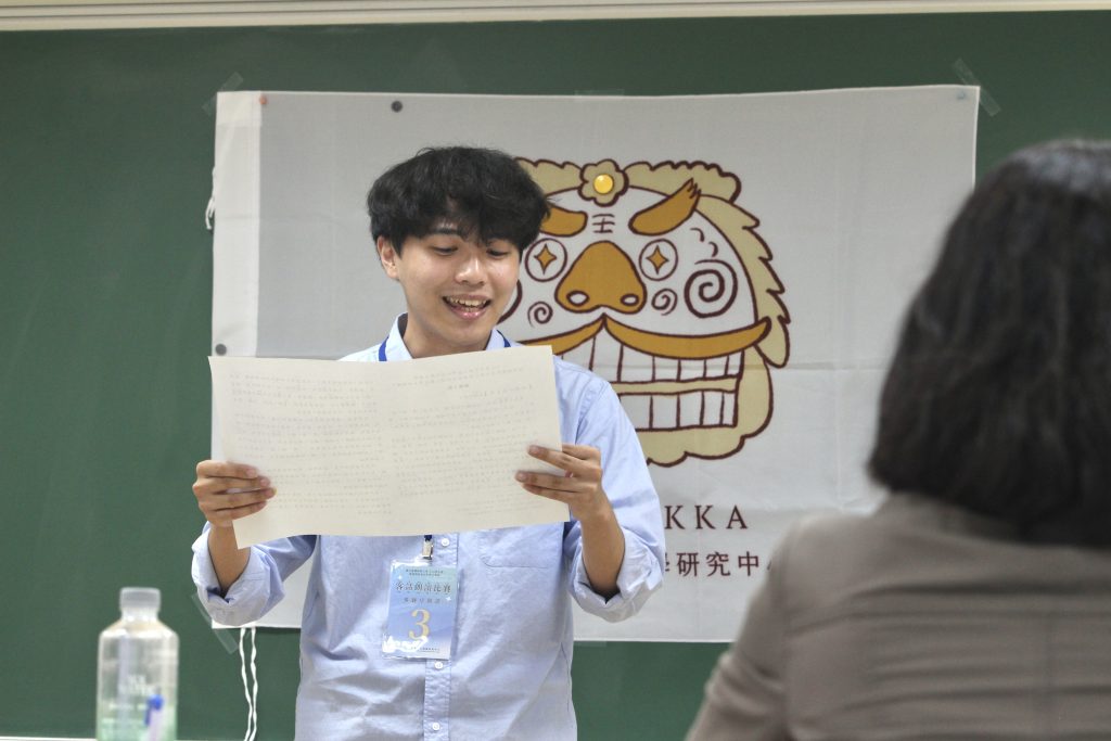 選手大聲朗讀客語