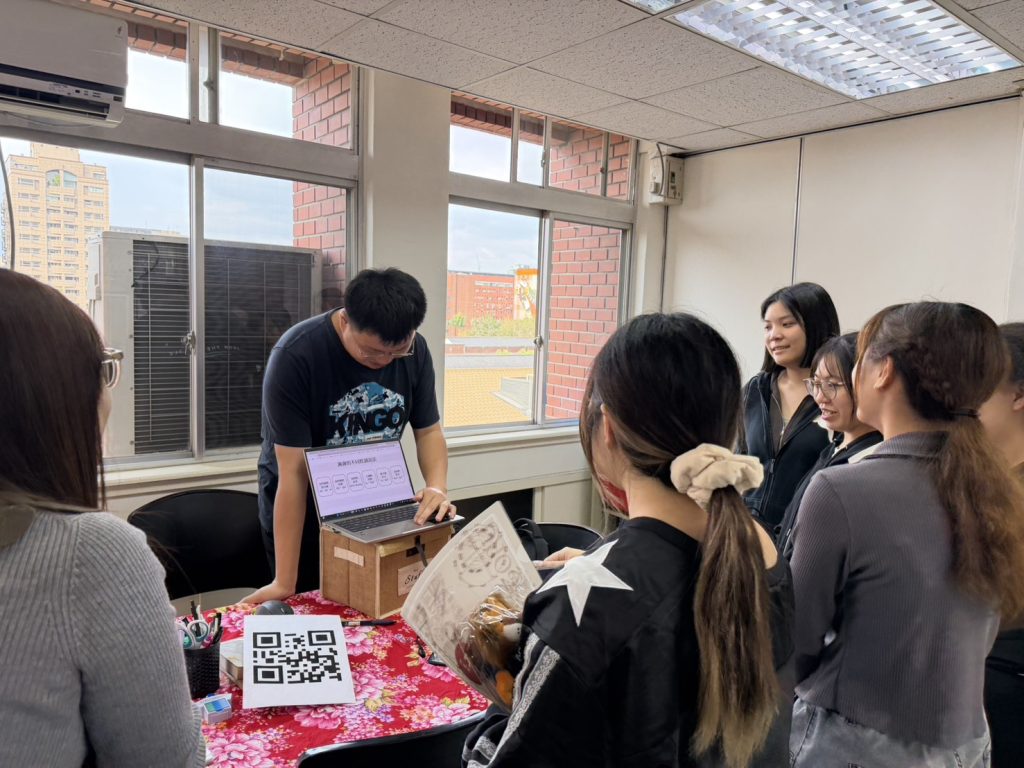 教導同學說不同腔調的客家話