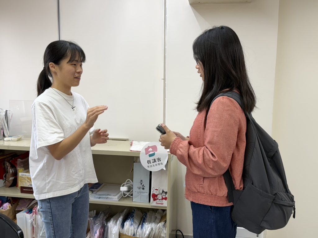 向同學介紹客語中心