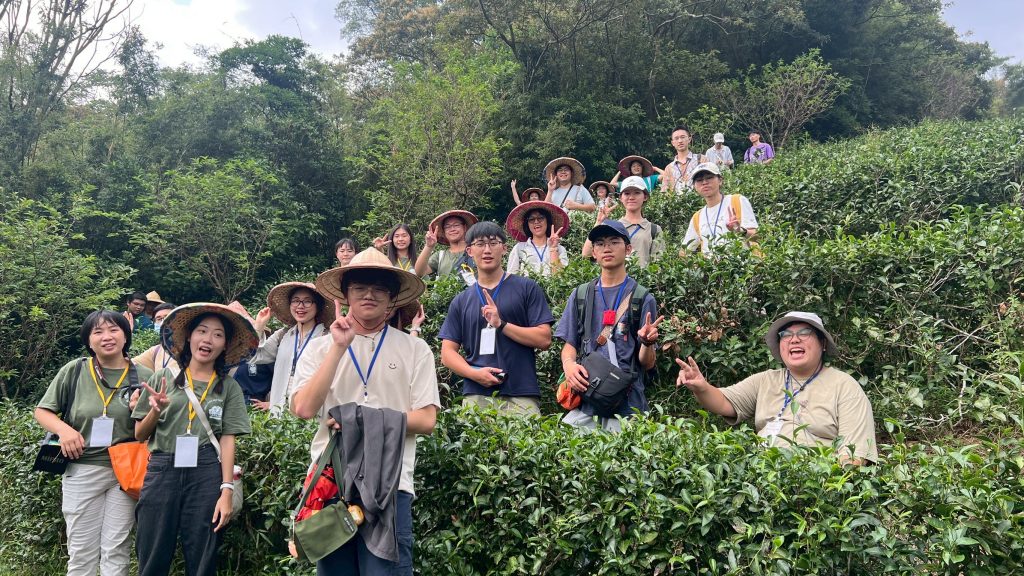 學員們於茶園合影