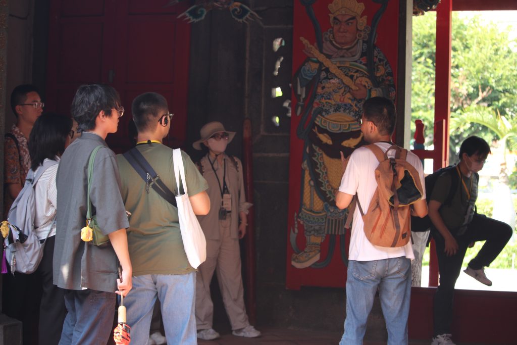 講師解說鄞山寺的建築特色