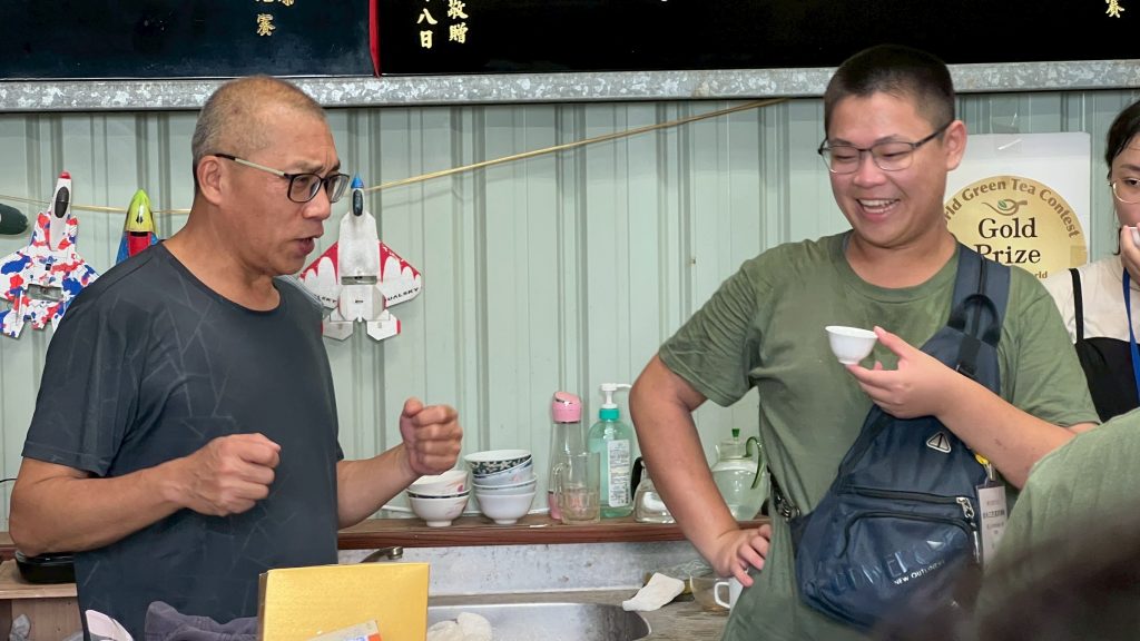 講師介紹茶葉與三芝客家史