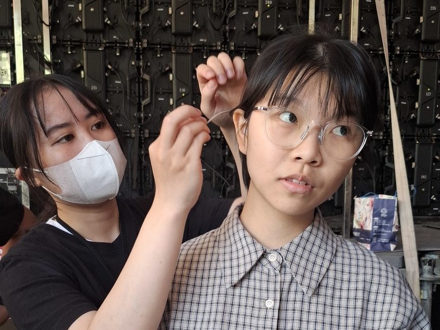 配戴耳麥準備比賽