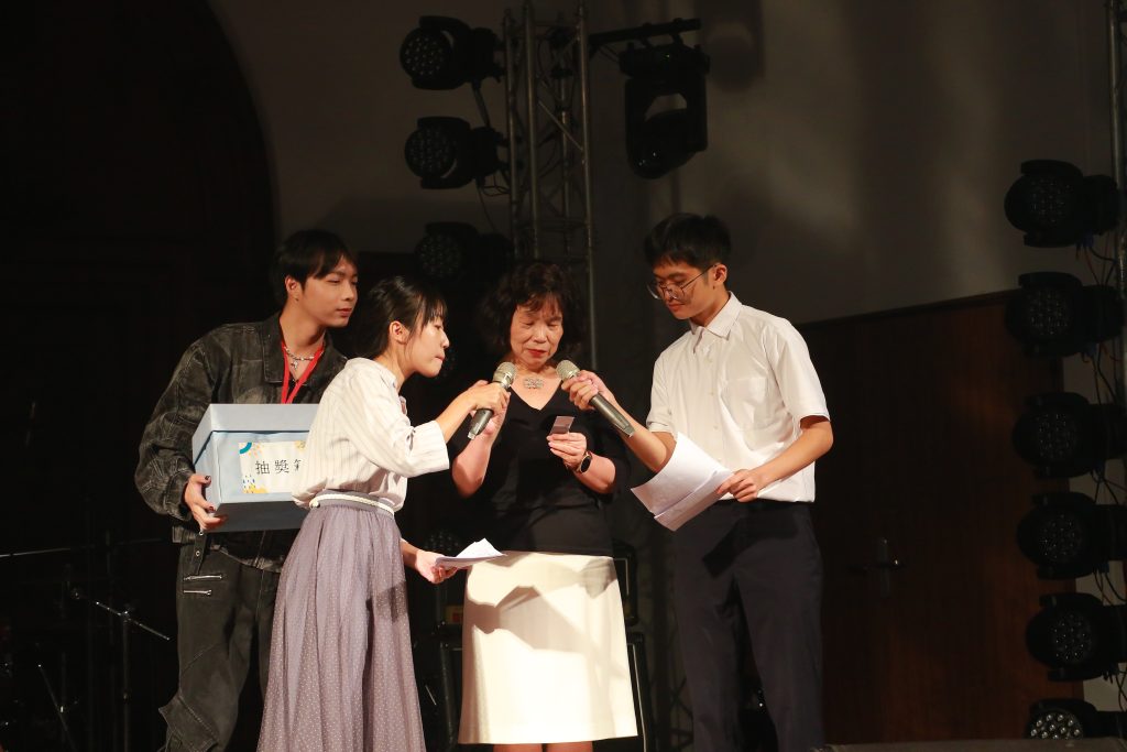 客語中心張瓊惠主任與主持人一同主持抽獎活動
