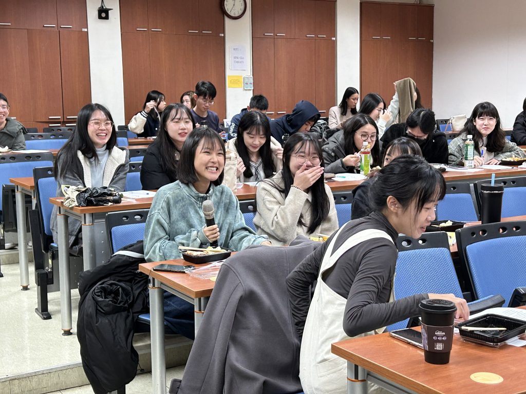 同學們因為分享內容露出笑容