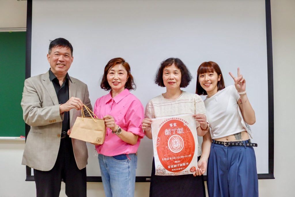 The Dean and Associate Dean of the College of Liberal Arts present a small gift to the lecturer, and take a group photo with the student host.