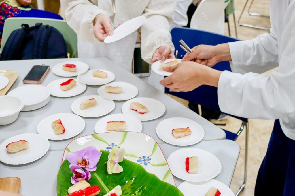 Students help distribute the freshly cooked Xin Ding Ban prepared by the lecturer.