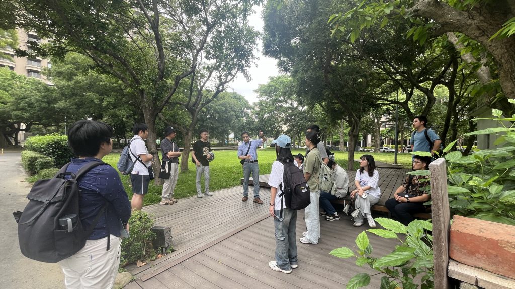 老師面對學生講解客家社群背景