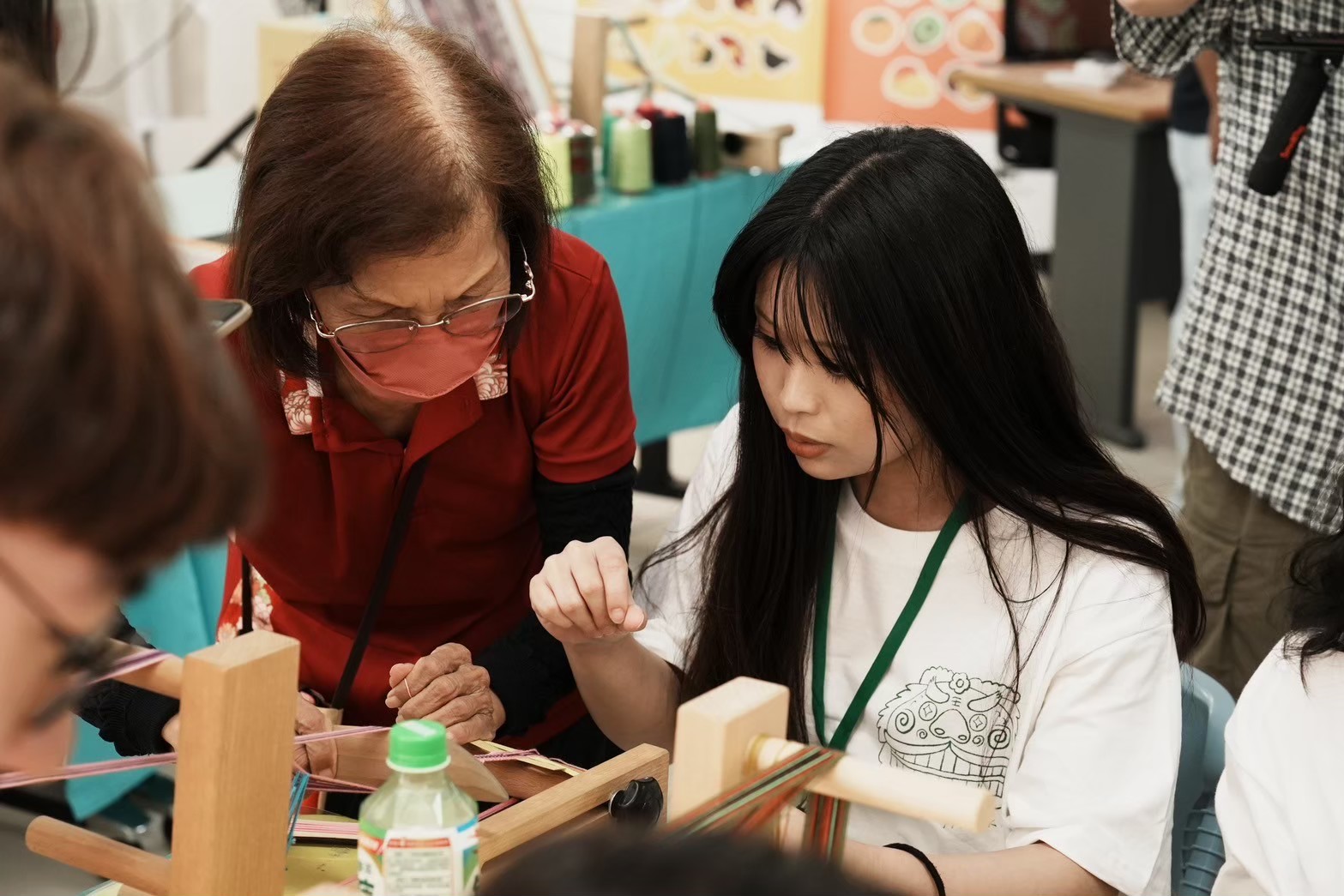 桐花營 學生體驗製作客家織帶