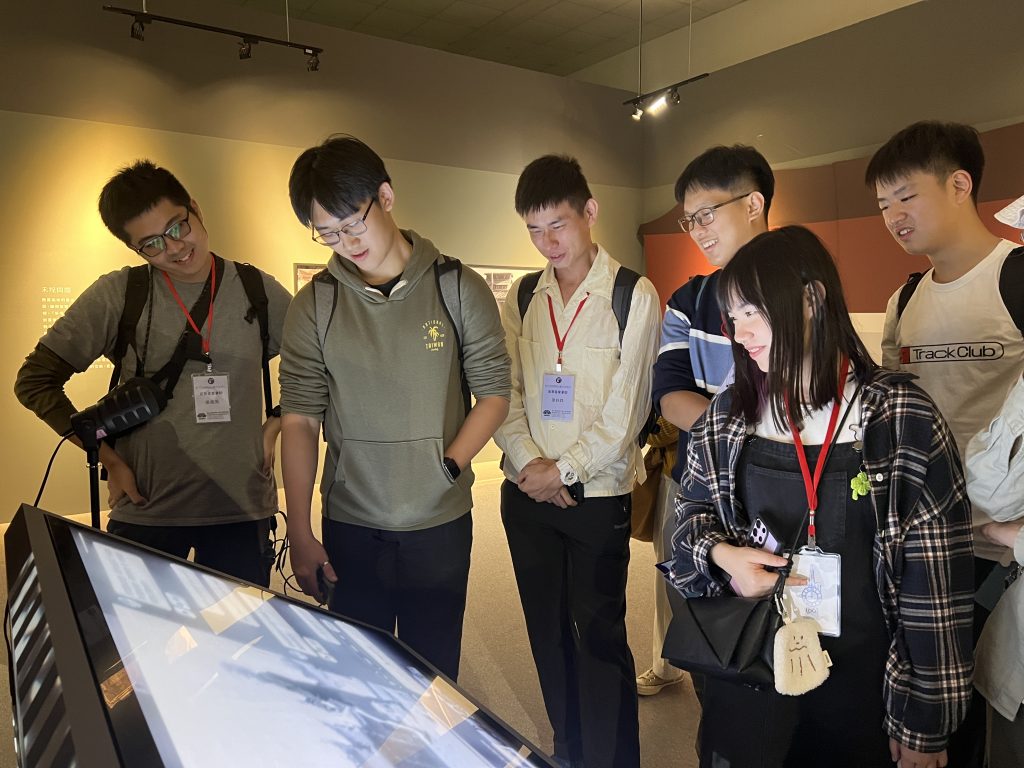 與AI館員進行客語翻譯互動