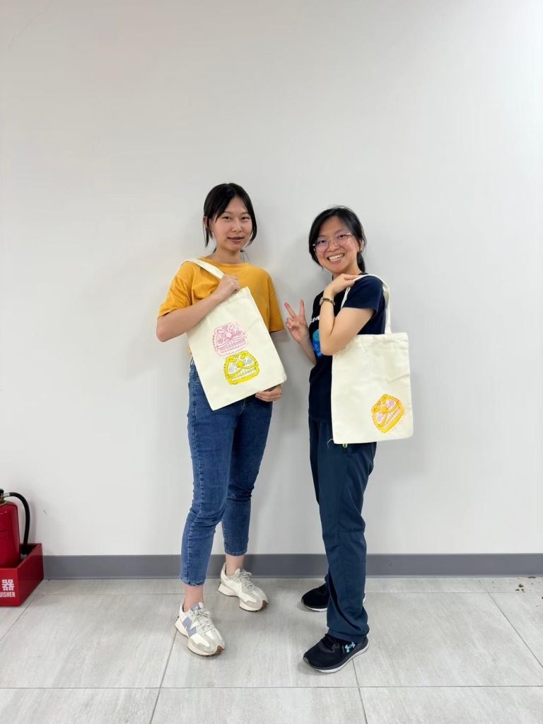 同學時尚的揹著成品