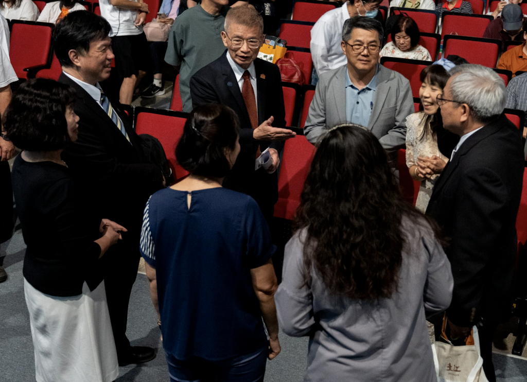 吳正己校長、須文蔚院長、張瓊惠主任與傑出校友們交談